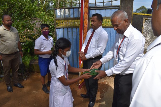 මස්කෙළිය සමන්එලිය විද්‍යාලයේ දරුවන්ට පාසල් උපකරණ සහ වියලි ආහාර ද්‍රව්‍ය බෙදා දෙයි